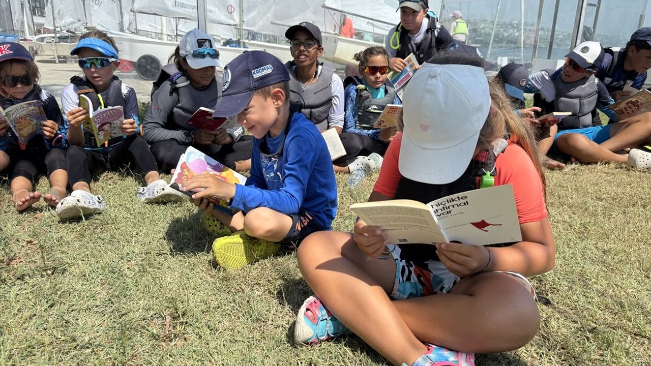 Marmara'da Yelken Yarışları Esnasında Sporcular Kitap Okudu