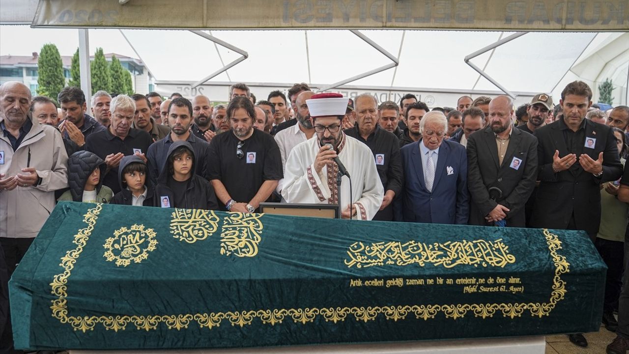 Marmara Denizi'nde Teknesi Parçalanan Halit Yukay Son Yolculuğuna Uğurlandı