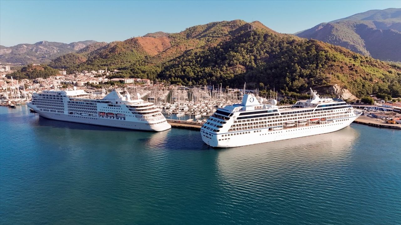 Marmaris'e İki Yeni Kruvaziyerle Gelen Turistler