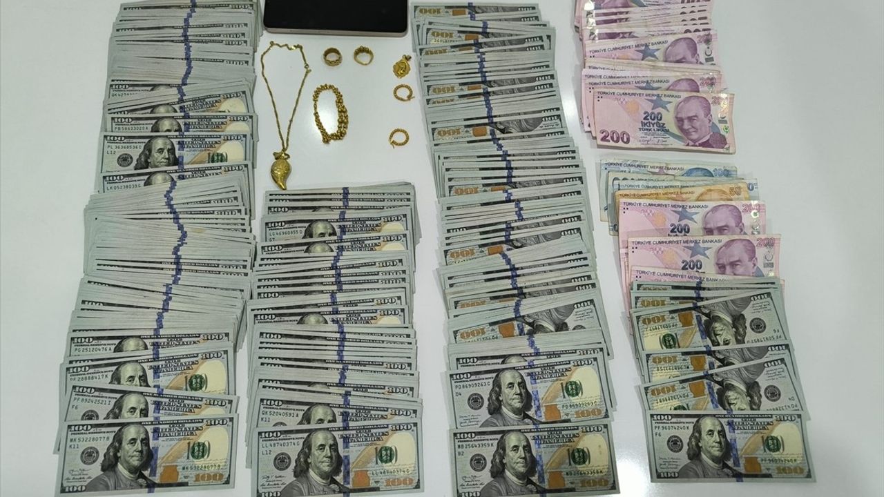 Mersin'de Polis Kılığına Giren Dolandırıcılar Yakalandı