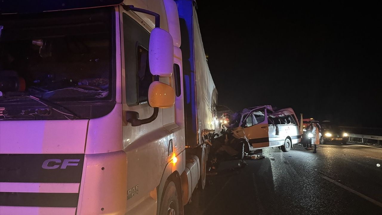 Mersin'de Tarım İşçilerini Taşıyan Minibüs Kazasında 3 Kişi Hayatını Kaybetti