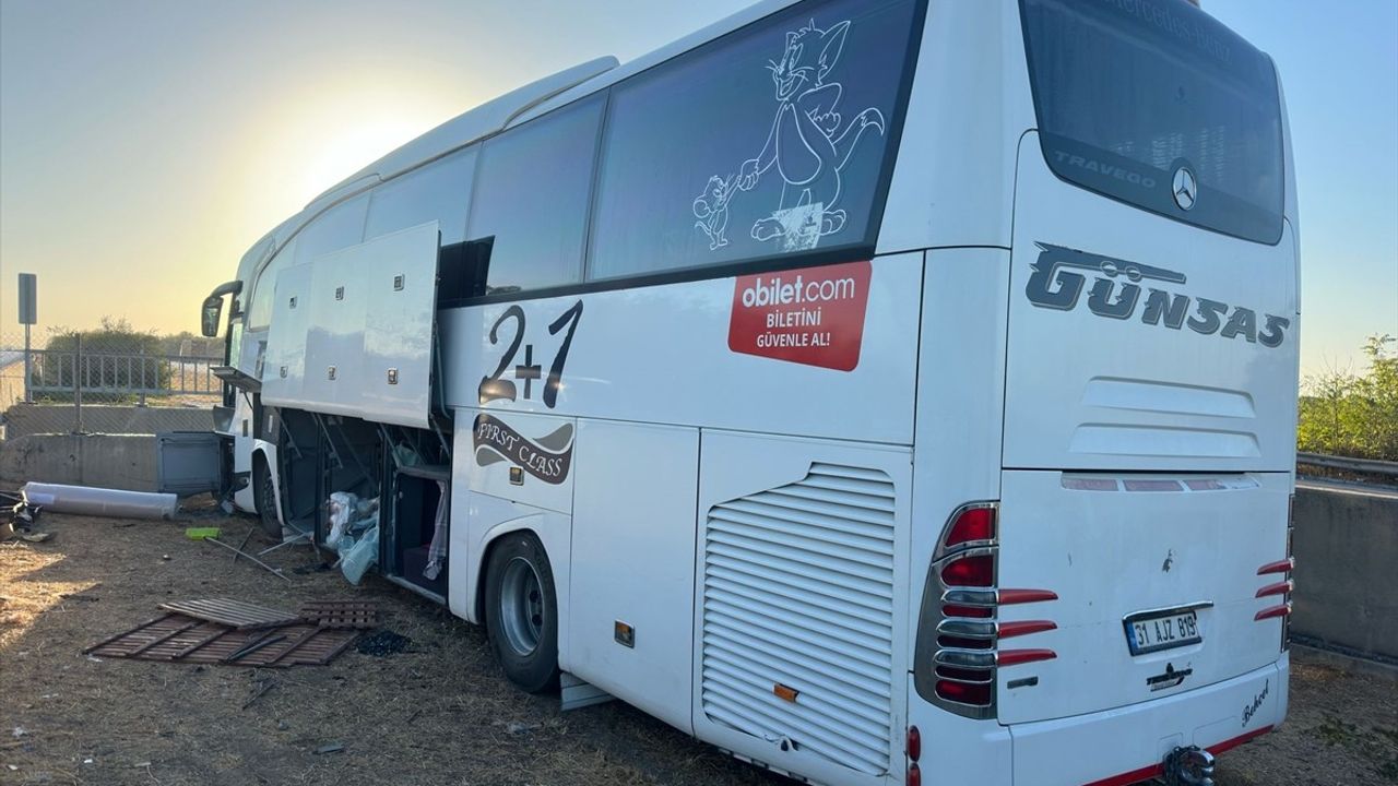 Mersin'de Yolcu Otobüsü Refüje Çarptı: 4 Yaralı