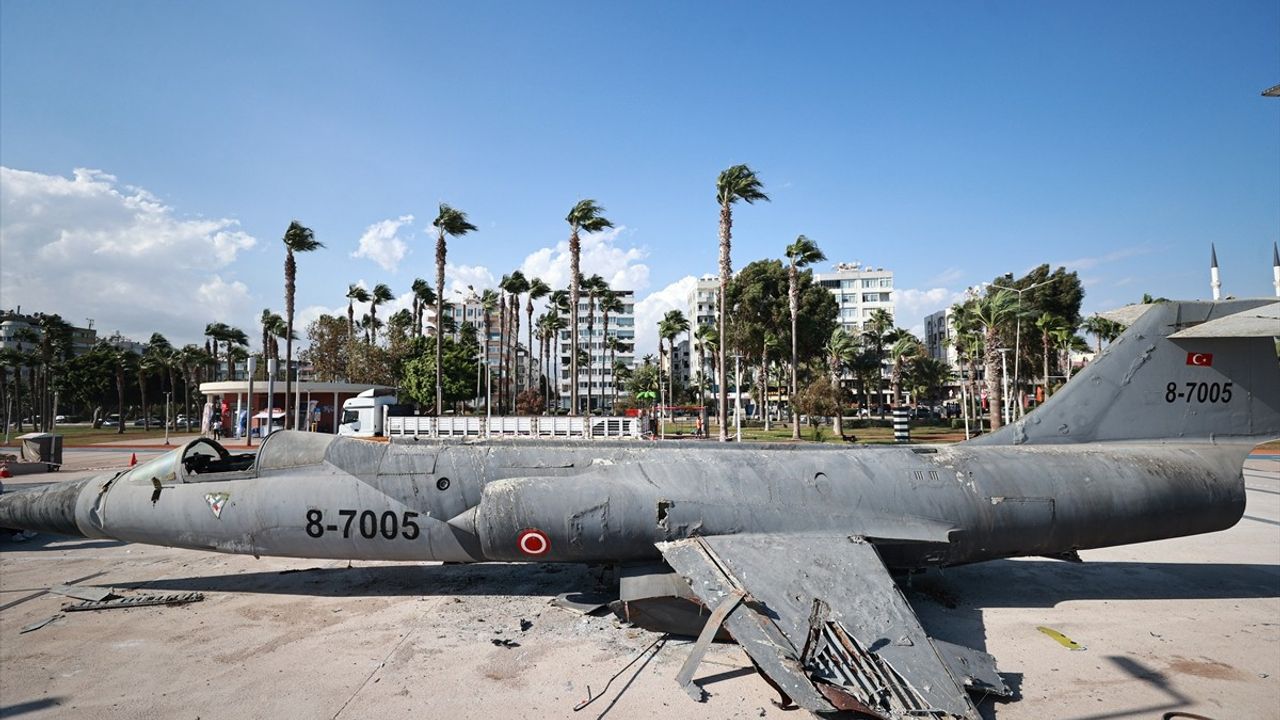 Mersin'deki Savaş Uçağı Korozyon Nedeniyle Söküldü