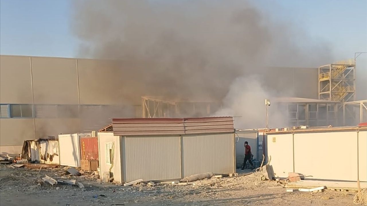 Mersin Tarsus'ta Fabrika Konteynerlerinde Yangın
