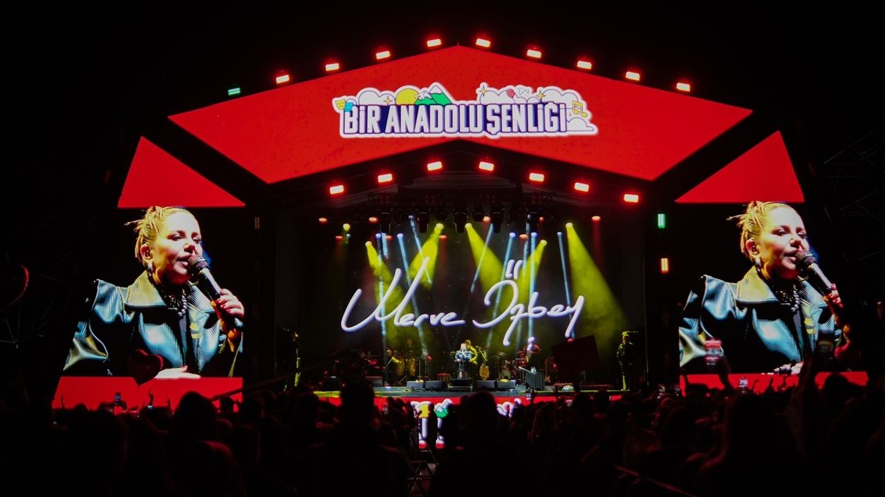 Merve Özbey Bitlis'te Duygu Dolu Bir Konser Verdi