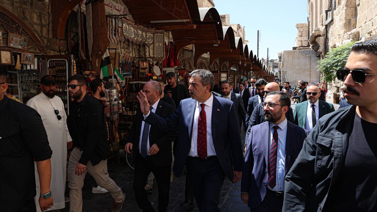 Milli Eğitim Bakanı Yusuf Tekin, Şam'da Emevi Camisi'ni Ziyaret Etti