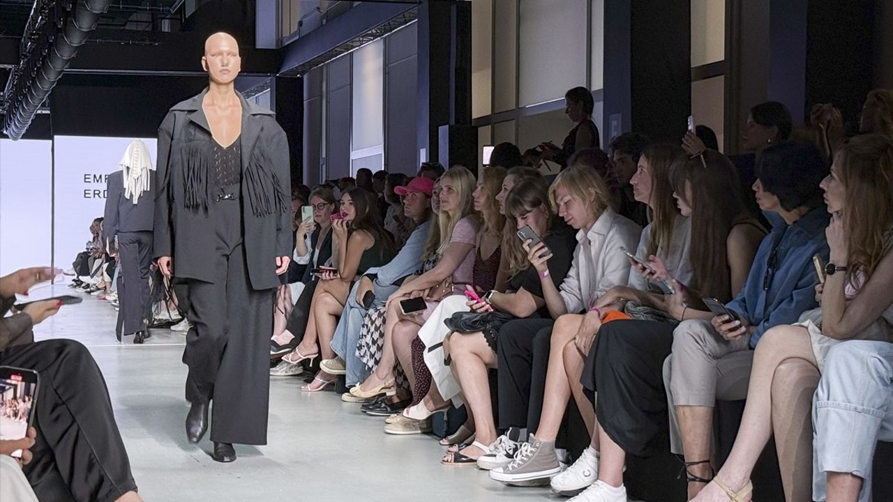 Moskova Moda Haftası'nda Türk Tasarımcının İhtişamı