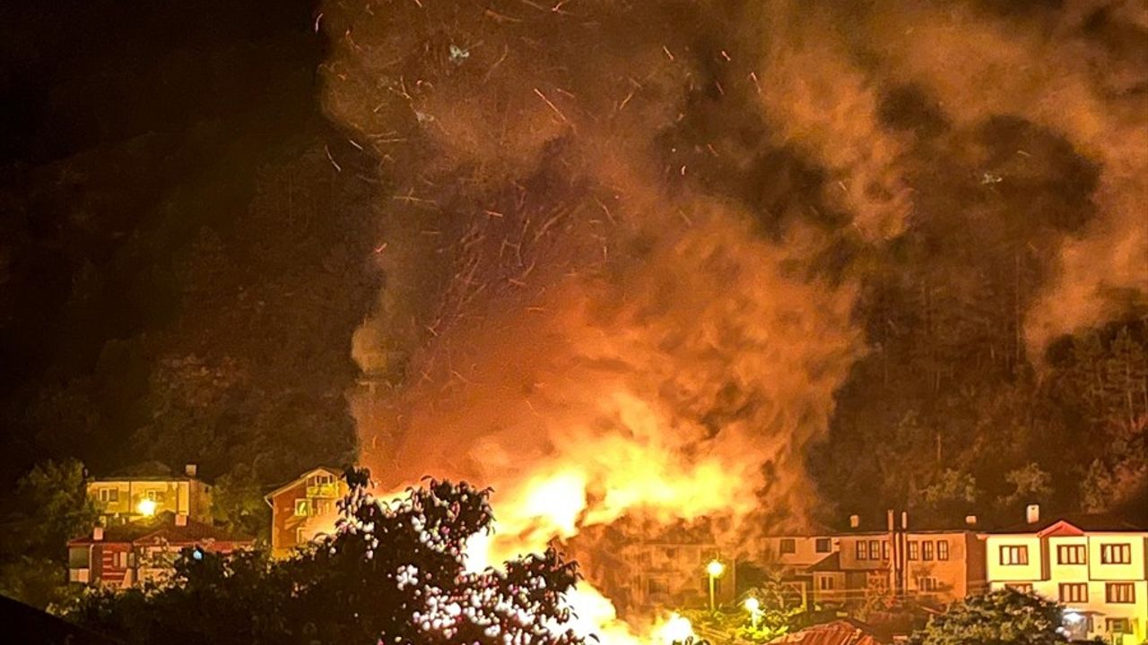 Mudurnu'da Tarihi Konağın Yangını