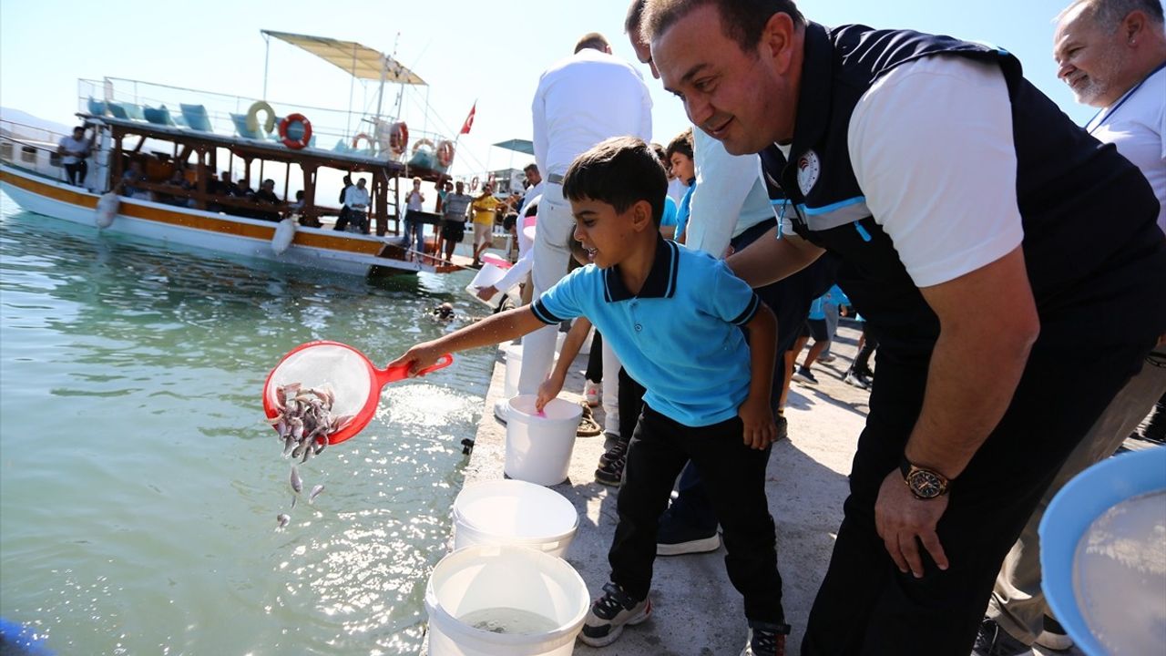 Muğla'da 160 Bin Balık Yavrusu Denize Salındı