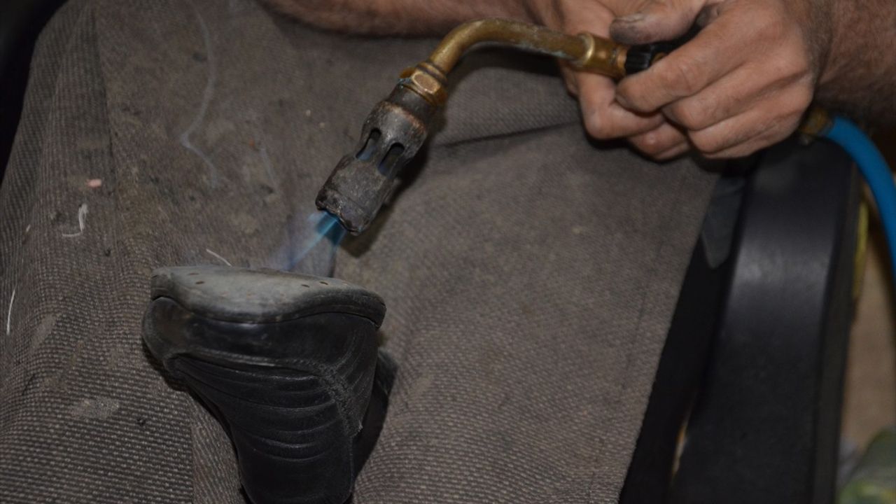 Muş'ta 45 Yıldır Ayakkabı Tamiri Yapan Fikret Usta