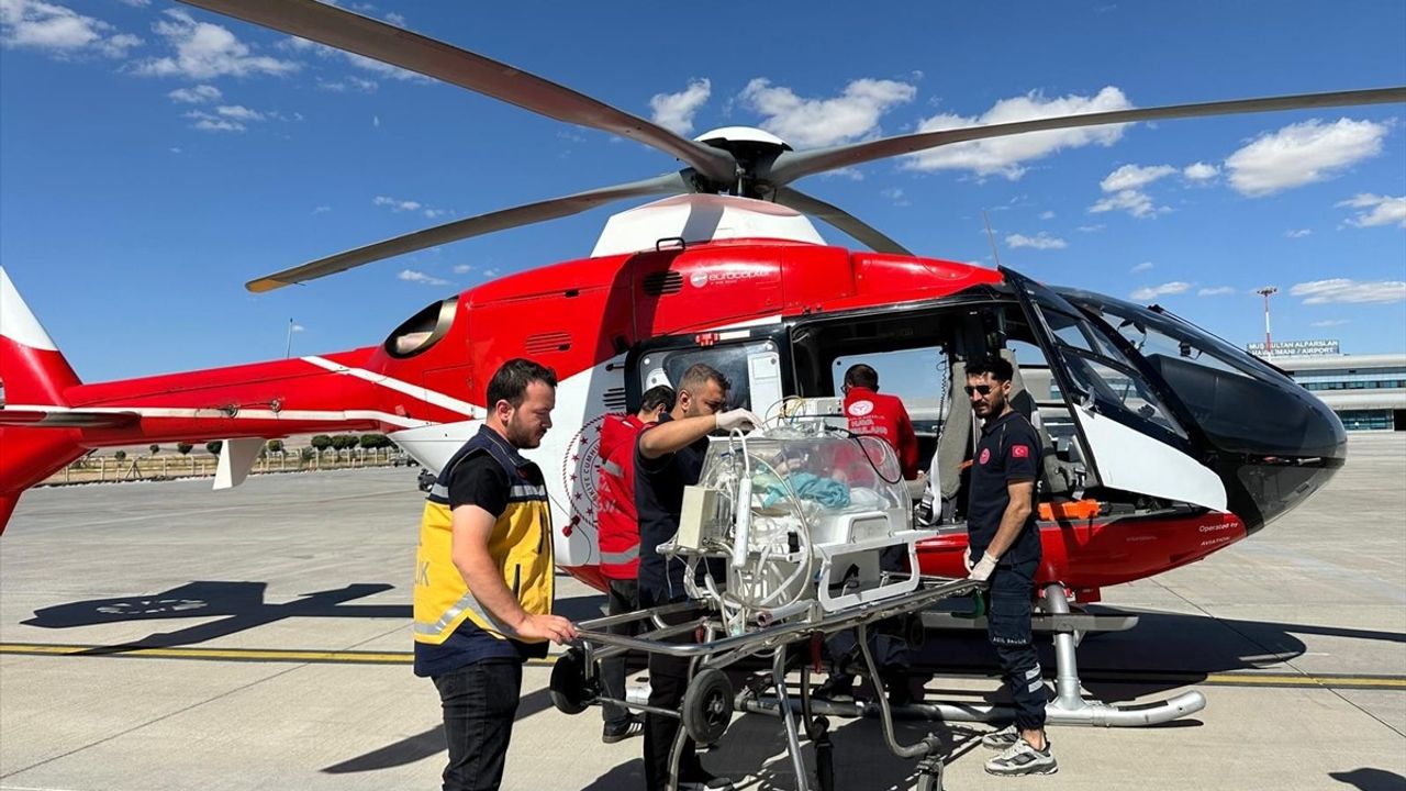 Muş'ta Asfiksi Tanısı Konulan Bebek Ambulans Helikopterle Van'a Sevk Edildi
