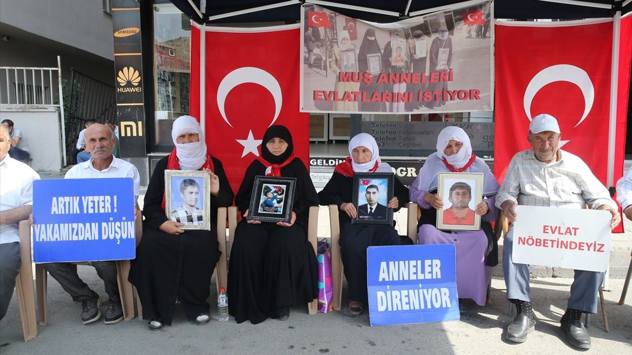 Muş'ta Evlat Nöbeti Devam Ediyor
