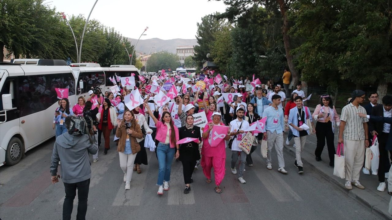 Muş'ta Kansere Dikkat Çeken Yürüyüş