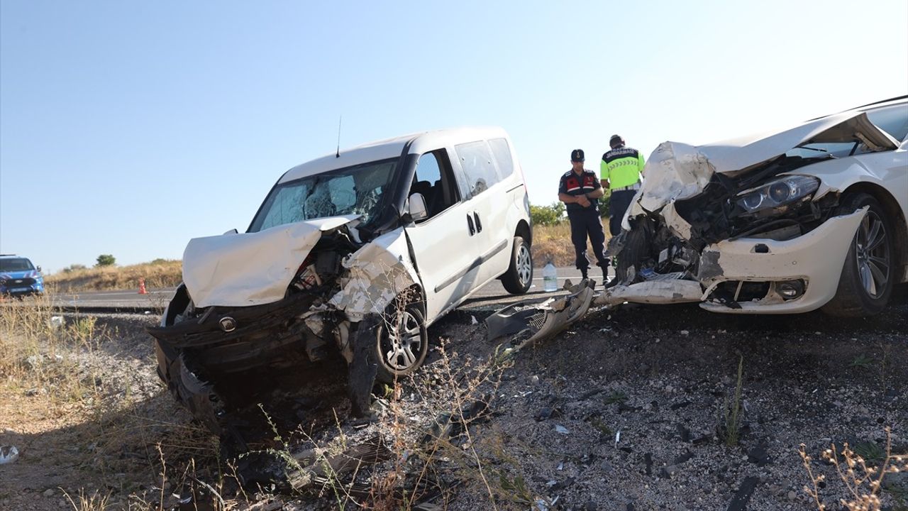 Nevşehir'de Otomobil ve Hafif Ticari Araç Çarpıştı: 14 Yaralı