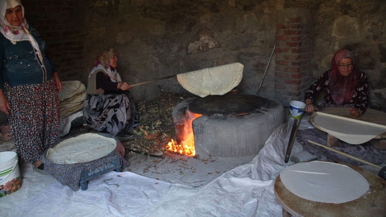 Oğuzlar'da Geleneksel İmece ile Kışlık Yufka Hazırlığı Başladı