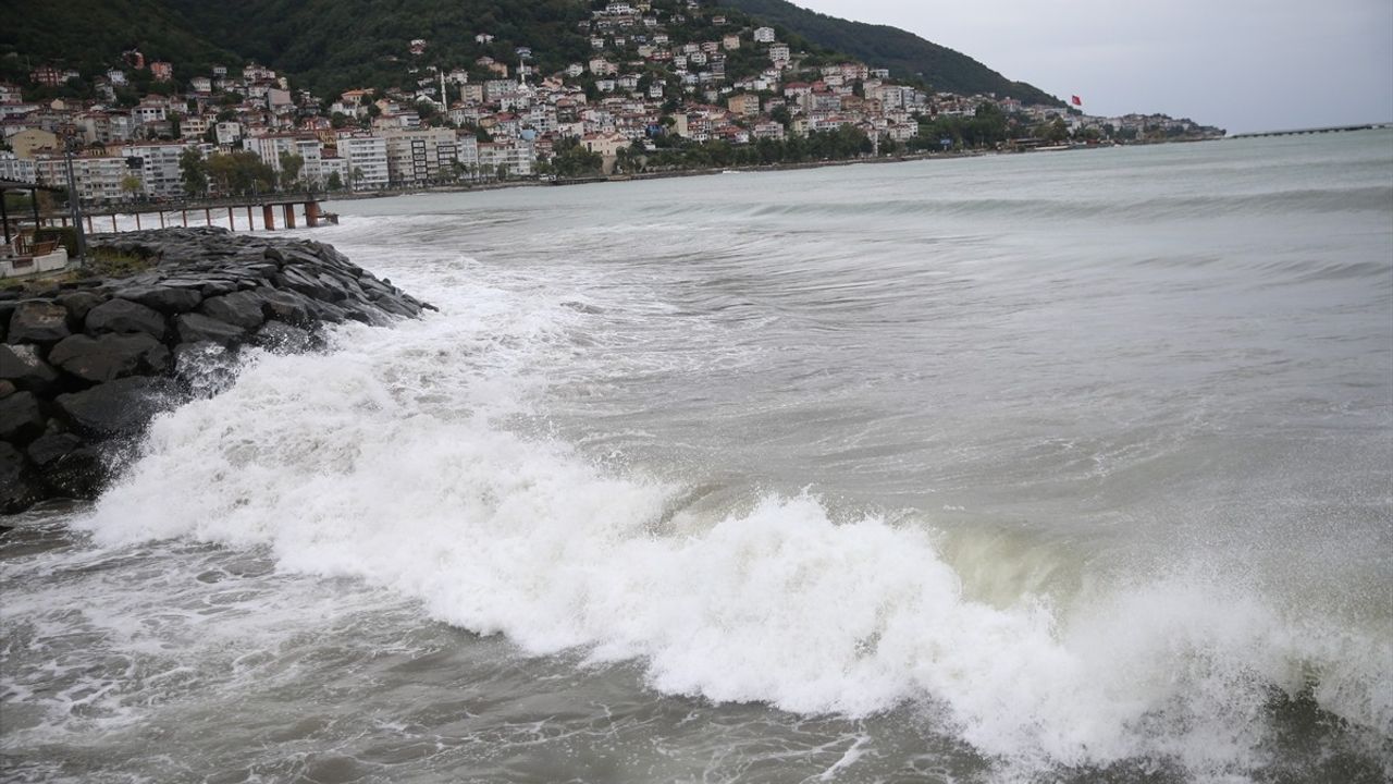 Ordu'da Kuvvetli Rüzgar Karadeniz'de Dalgaları Yükseltti