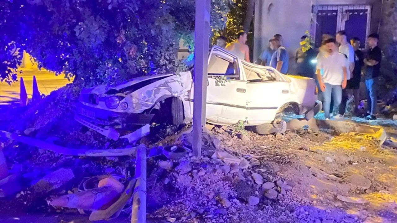 Osmaniye'de Tabela Direğine Çarpan Araçta Can Kaybı