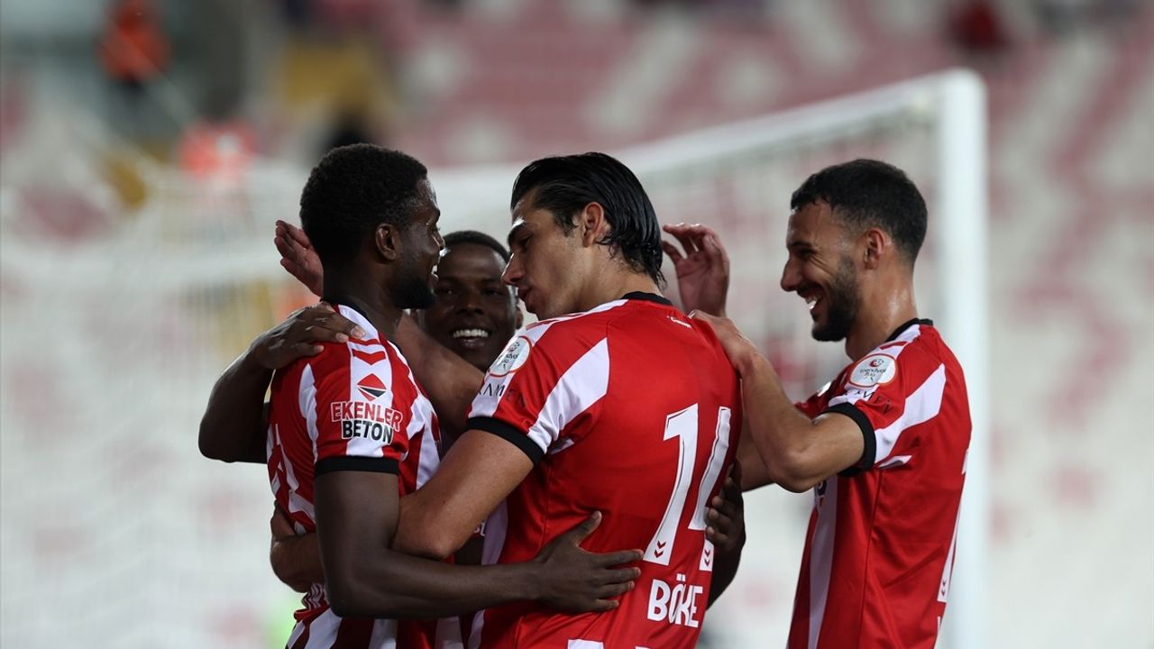 Özbelsan Sivasspor, Adana Demirspor'u Farklı Yenerek 3 Puanı Kapıldı
