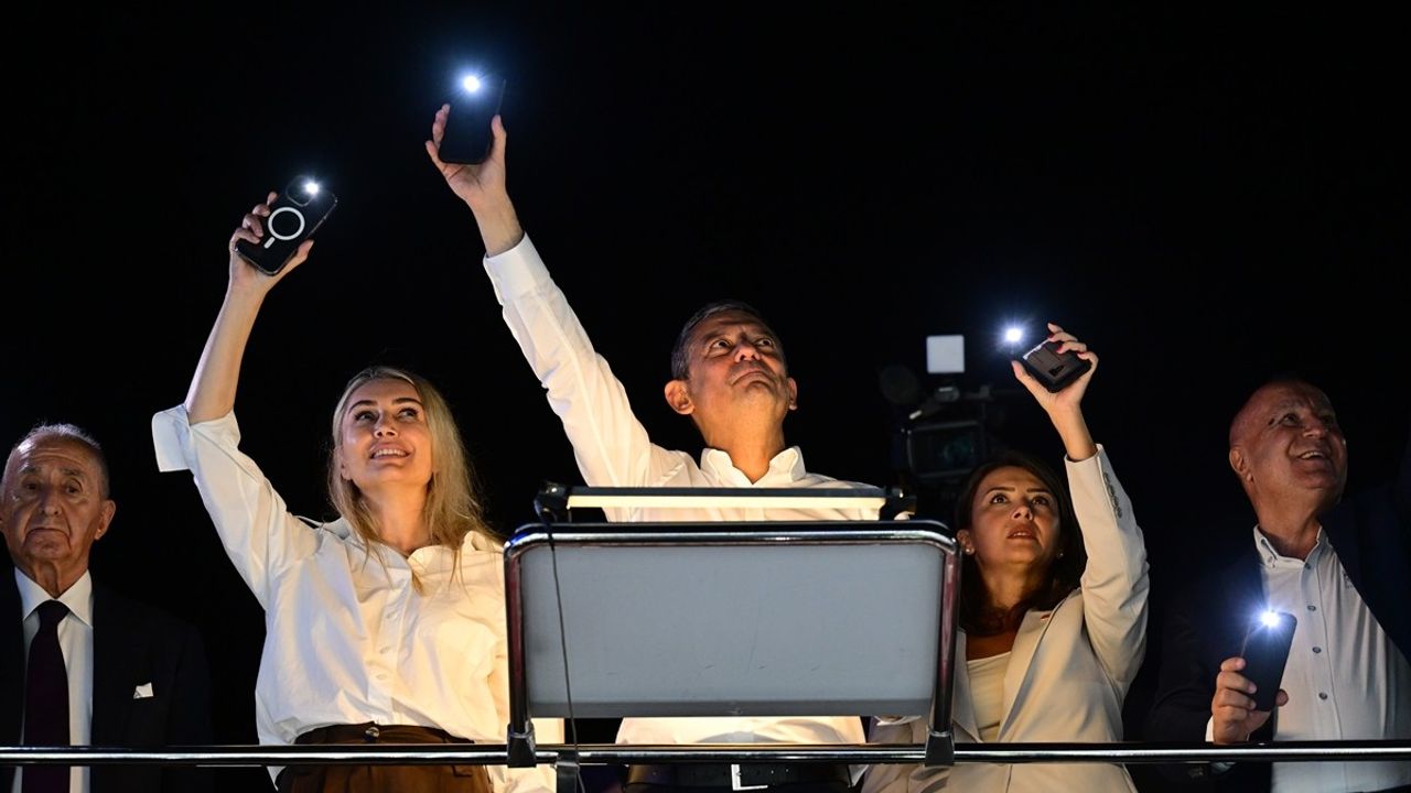 Özgür Özel, Zeytinburnu Mitinginde Güçlü Mesajlar Verdi