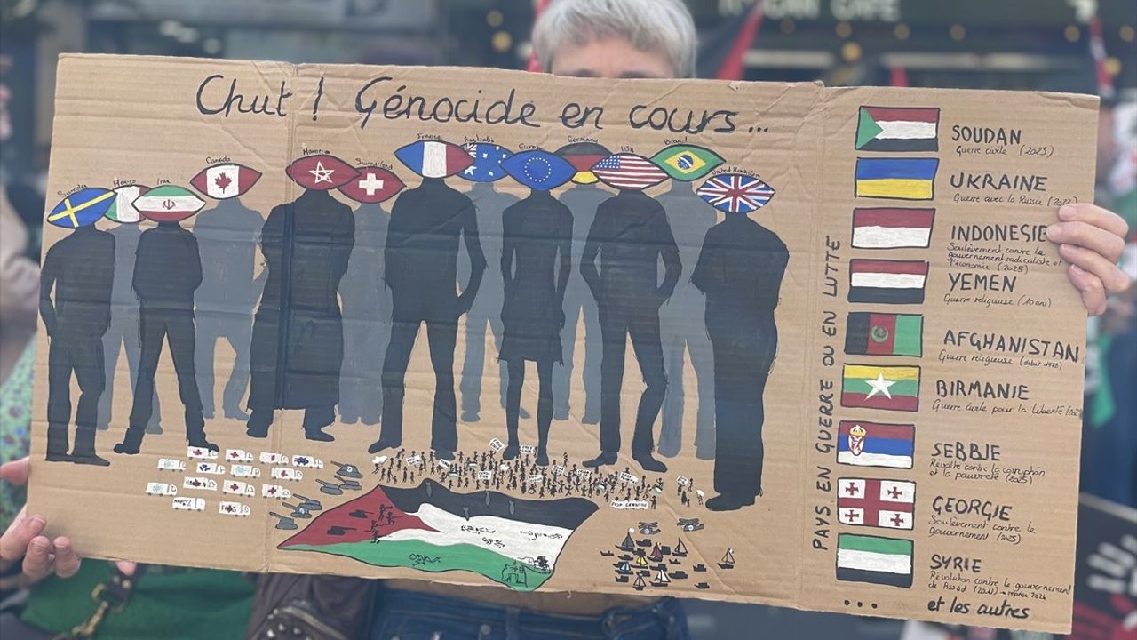 Paris'te Binlerce Kişi Gazze İçin Gösteri Düzenledi