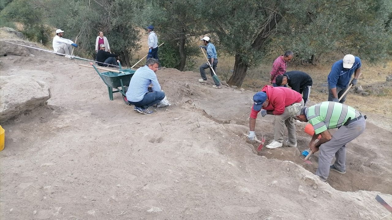 Parmaksız Kale Höyüğü'nde Sürdürülen Kazılar