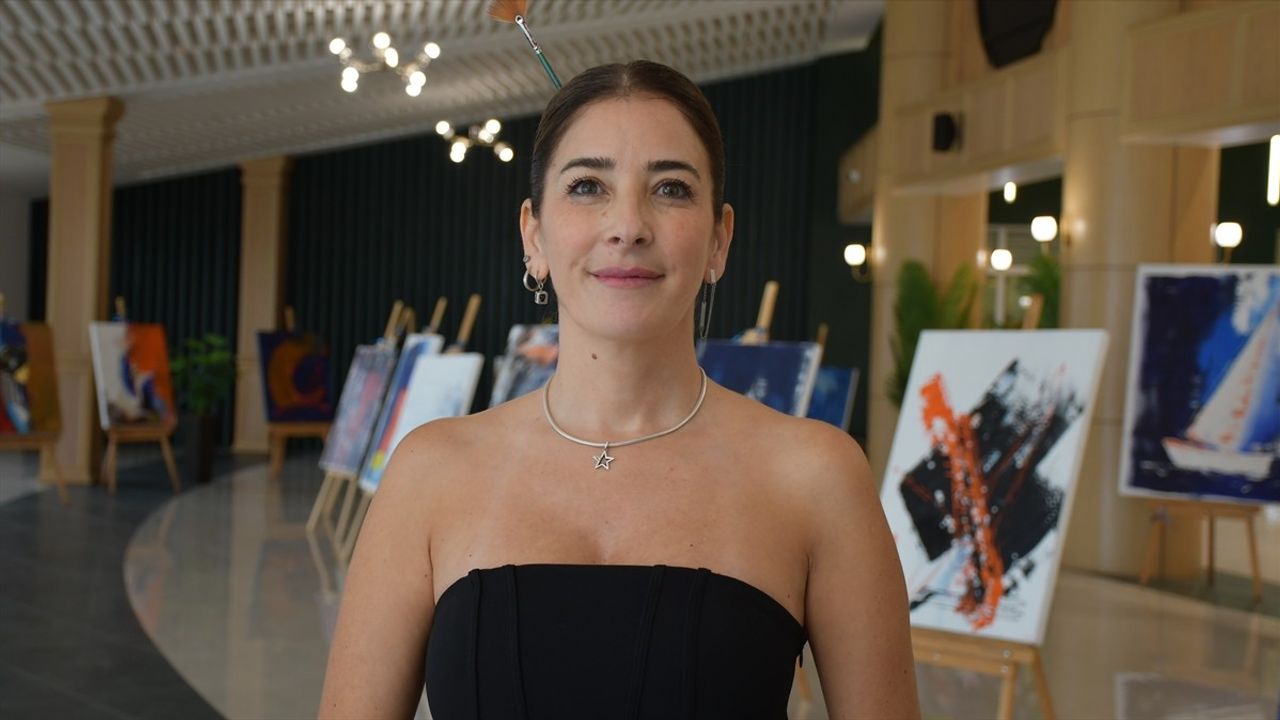 Ressam Aslıhan Öztürk'ten Mavi Kurdeleli Destek