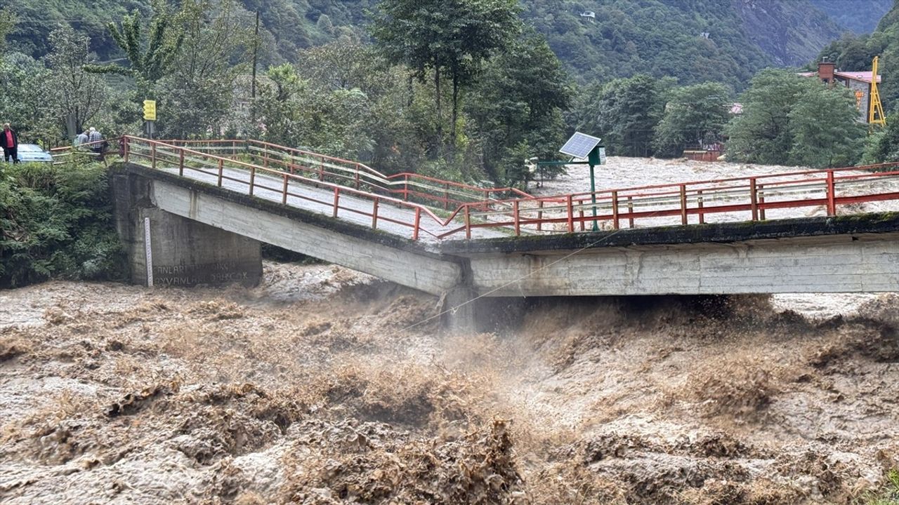 Rize'de Sağanak ve Heyelanlar: Kurtarma Çalışmaları Devam Ediyor