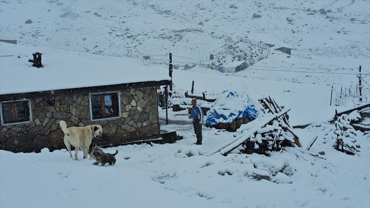 Rize'nin Yüksek Kesimlerinde Kar Yağışı Etkili Oldu
