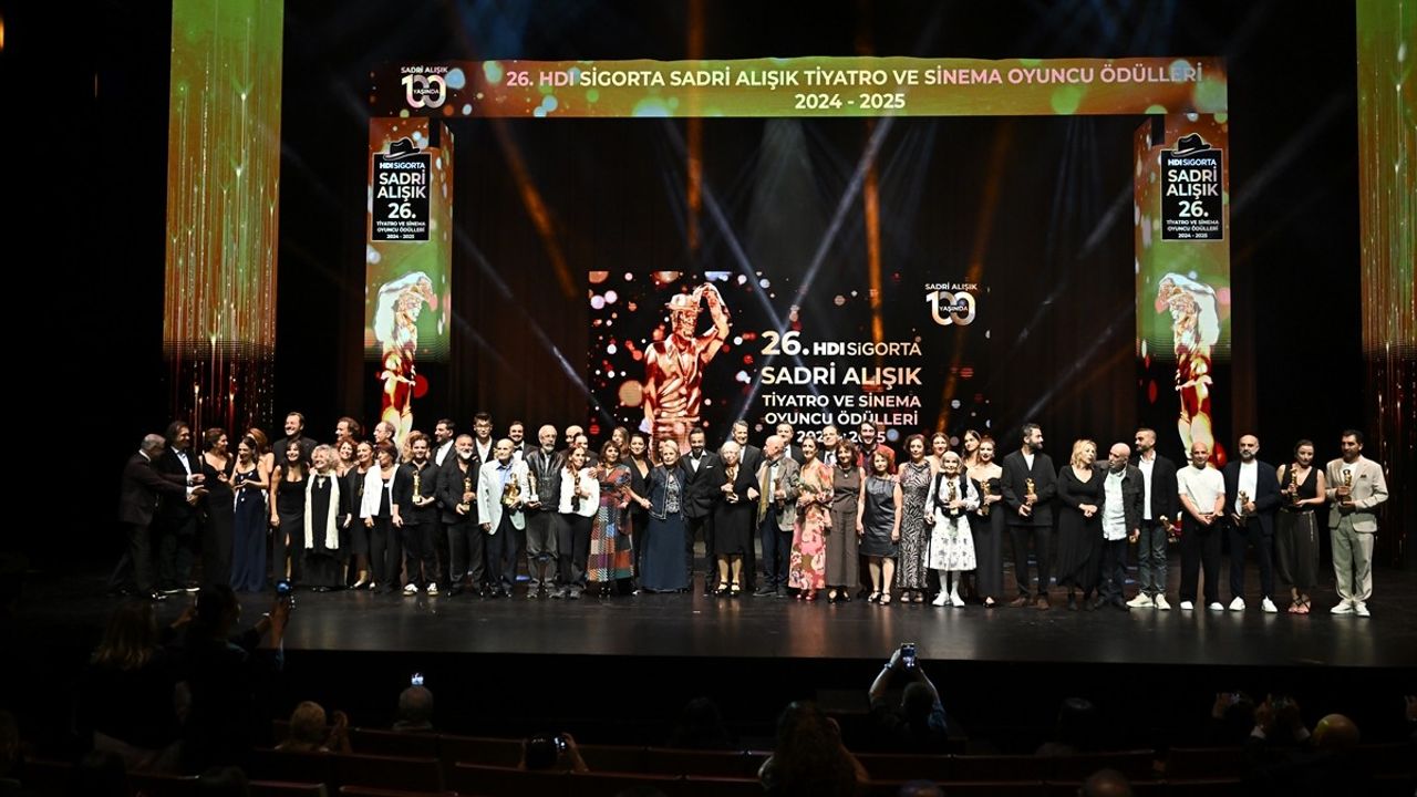 Sadri Alışık Tiyatro ve Sinema Oyuncu Ödülleri Sahiplerini Buldu