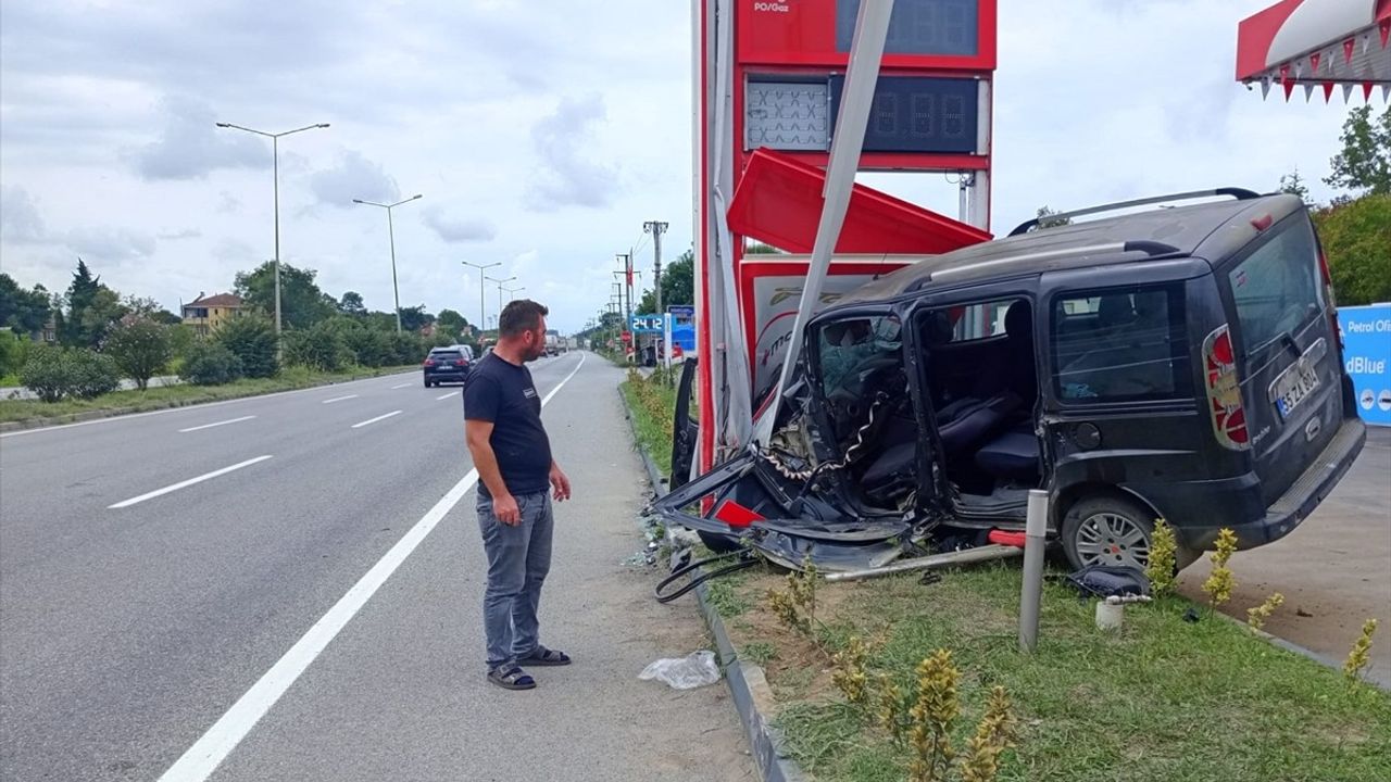 Samsun'da Akaryakıt İstasyonu Tabelasına Çarpan Araçta Üç Yaralı