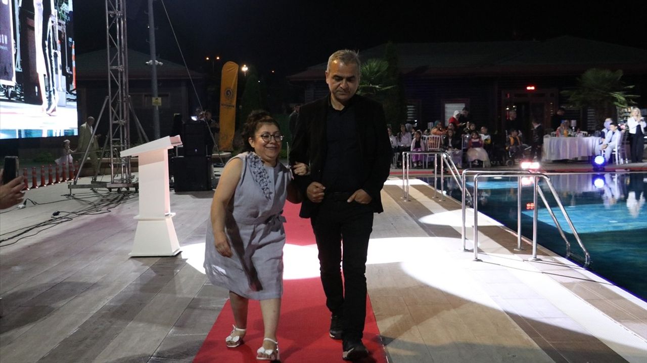 Samsun'da Engelsiz Işıklar Havuz Başı Defilesi Düzenlendi
