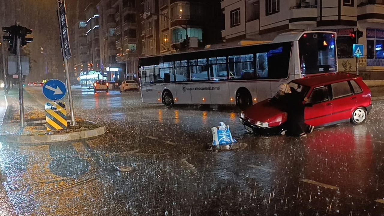 Samsun'da Gök Gürültülü Sağanak Hayatı Olumsuz Etkiledi