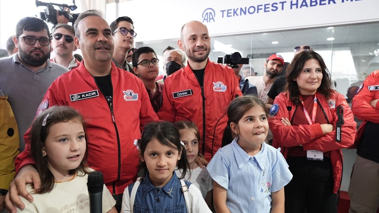Sanayi ve Teknoloji Bakanı Kacır, TEKNOFEST İstanbul'da AA Standını Ziyaret Etti