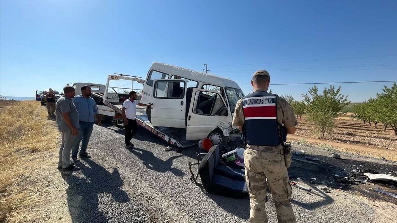 Şanlıurfa'da İşçi Minibüsü ve Otomobil Çarpıştı: 15 Yaralı