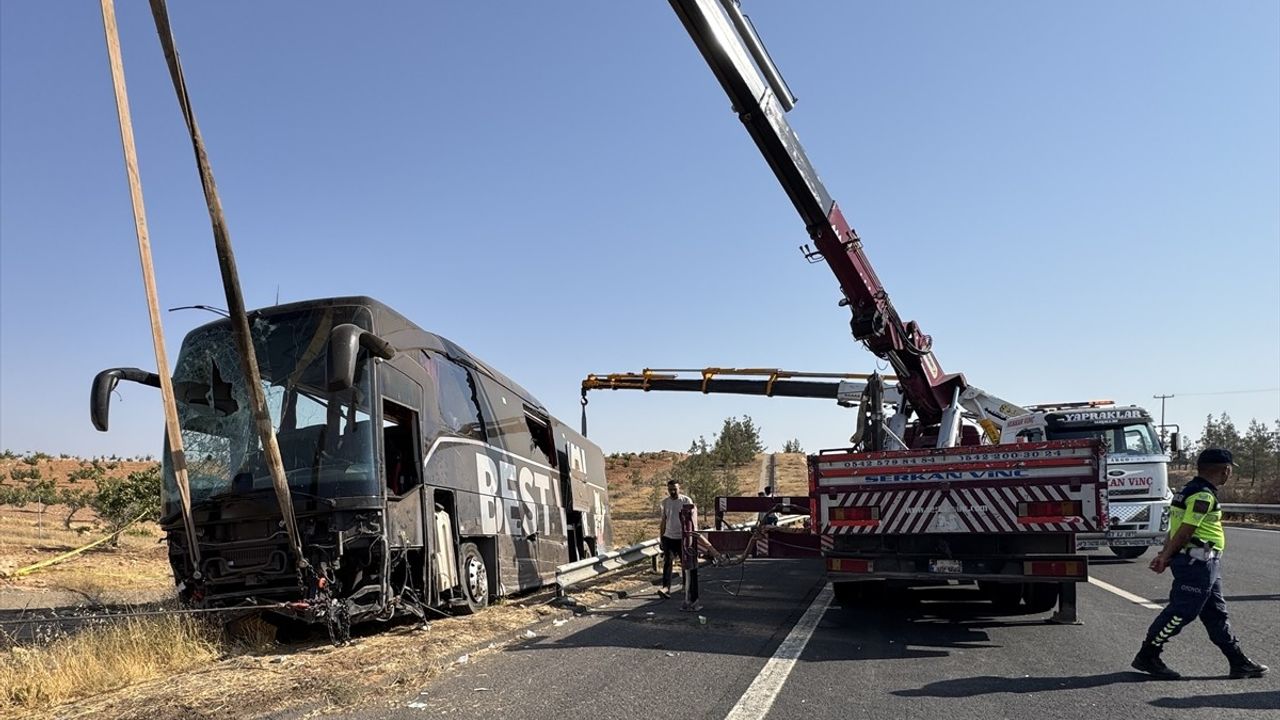Şanlıurfa'da Yolcu Otobüsü Devrildi: 30 Yaralı