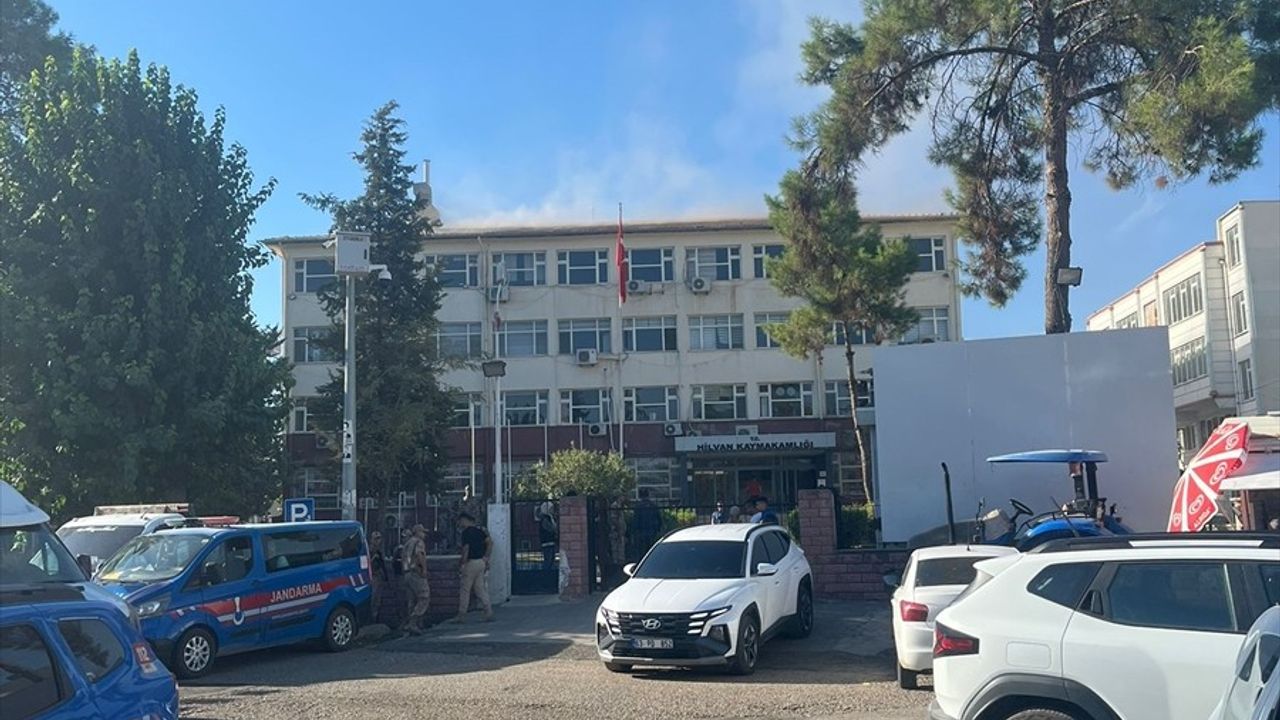 Şanlıurfa Hilvan'da Hükümet Konağı'nda Yangın Çıktı