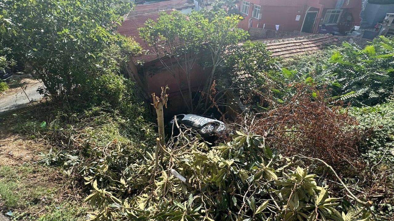 Sarıyer'de Yokuş Aşağı Kontrolden Çıkan Otomobil Ev Bahçesine Düştü