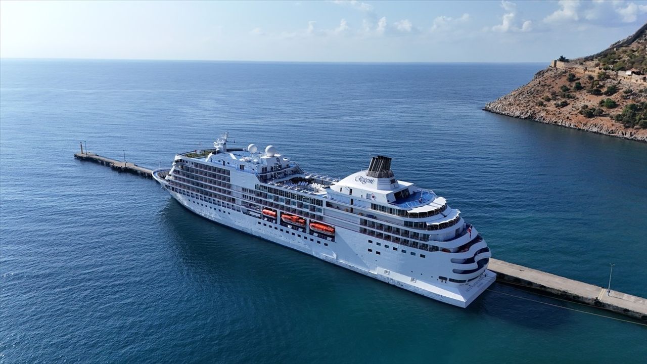Seven Seas Navigator Yolcu Gemisi Alanya'ya Ulaştı