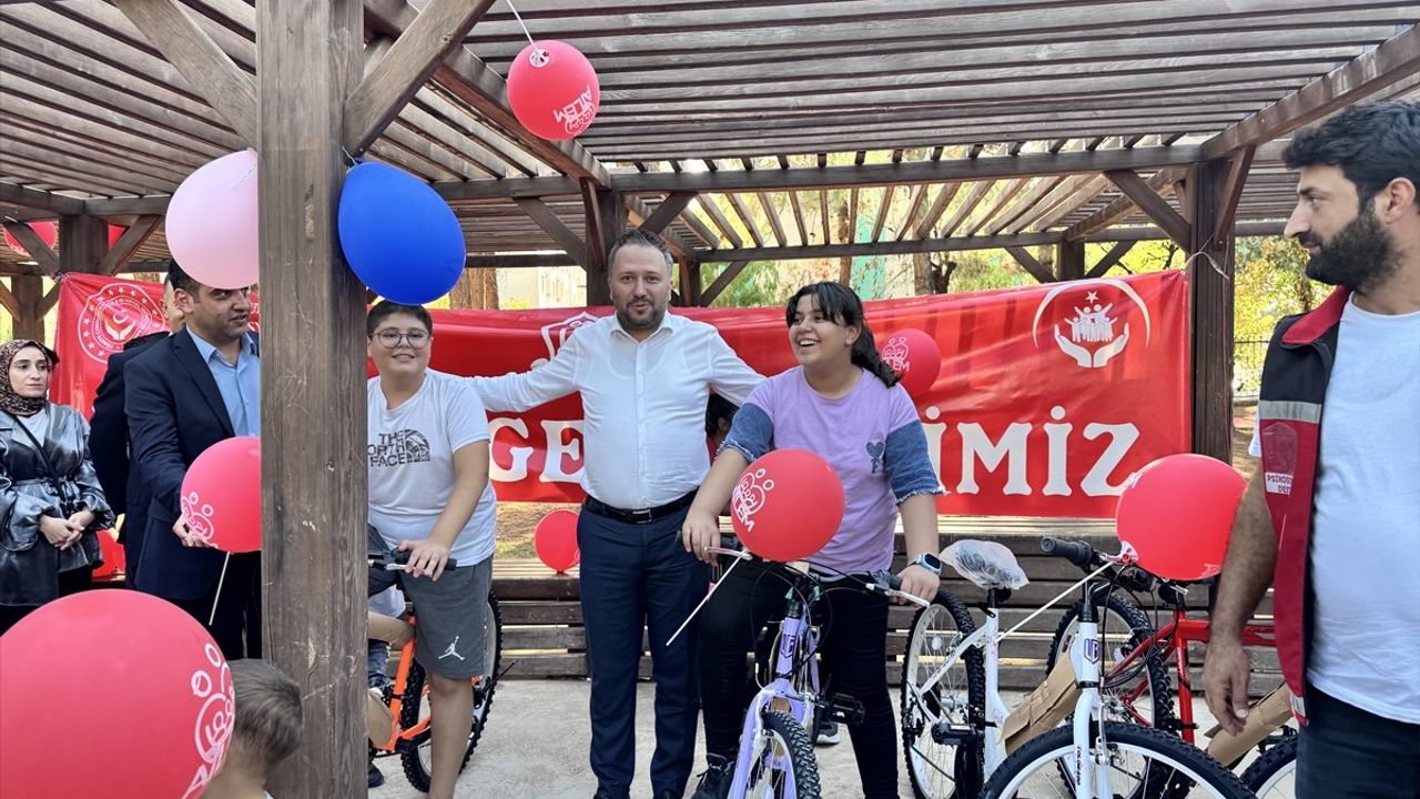 Siirt'te ODES Projesi ile 20 Öğrenciye Bisiklet Hediyesi