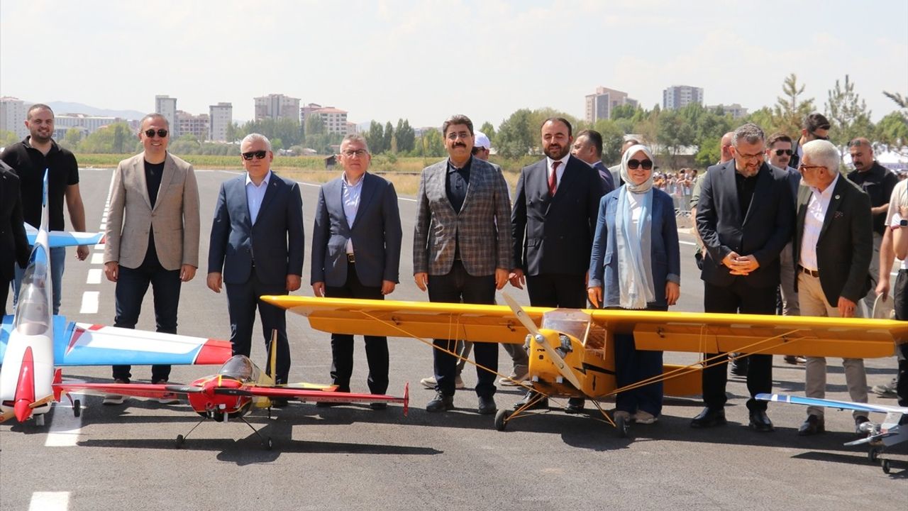 Sivas'ta Cengiz Topel İHA ve Model Uçak Pisti Açıldı