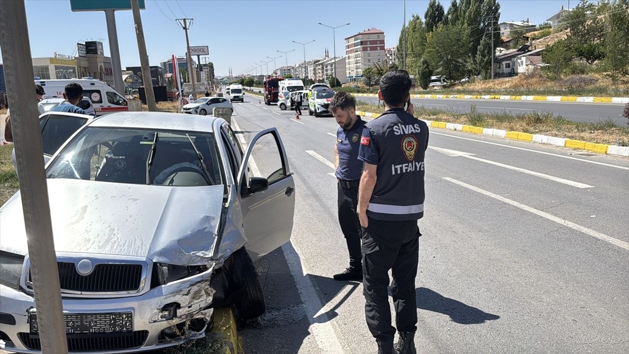 Sivas'ta Dört Kişinin Yaralandığı Trafik Kazası