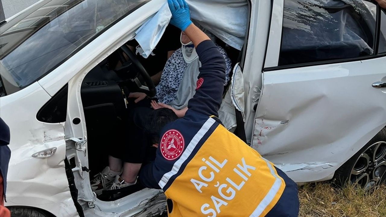 Sivas'ta İki Araç Çarpıştı: 3 Yaralı