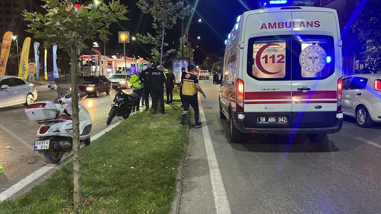 Sivas'ta Motosiklet Kazası: İki Yaralı