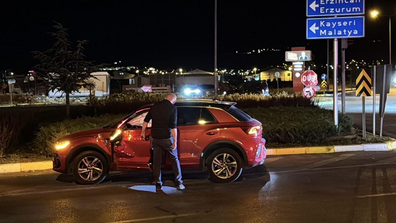 Sivas'ta Otomobil ve Motosiklet Çarpıştı: Bir Kişi ağır Yaralandı