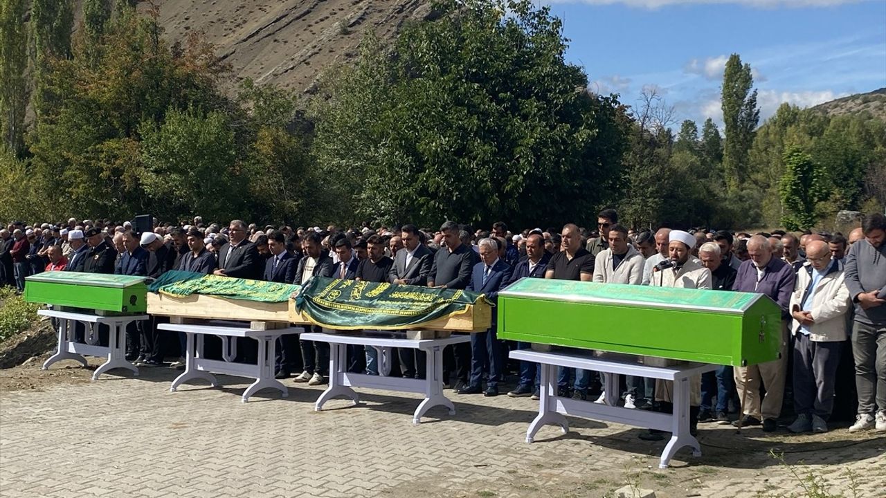 Sivas'ta Trafik Kazasında Hayatını Kaybedenlerin Cenazesi Defnedildi