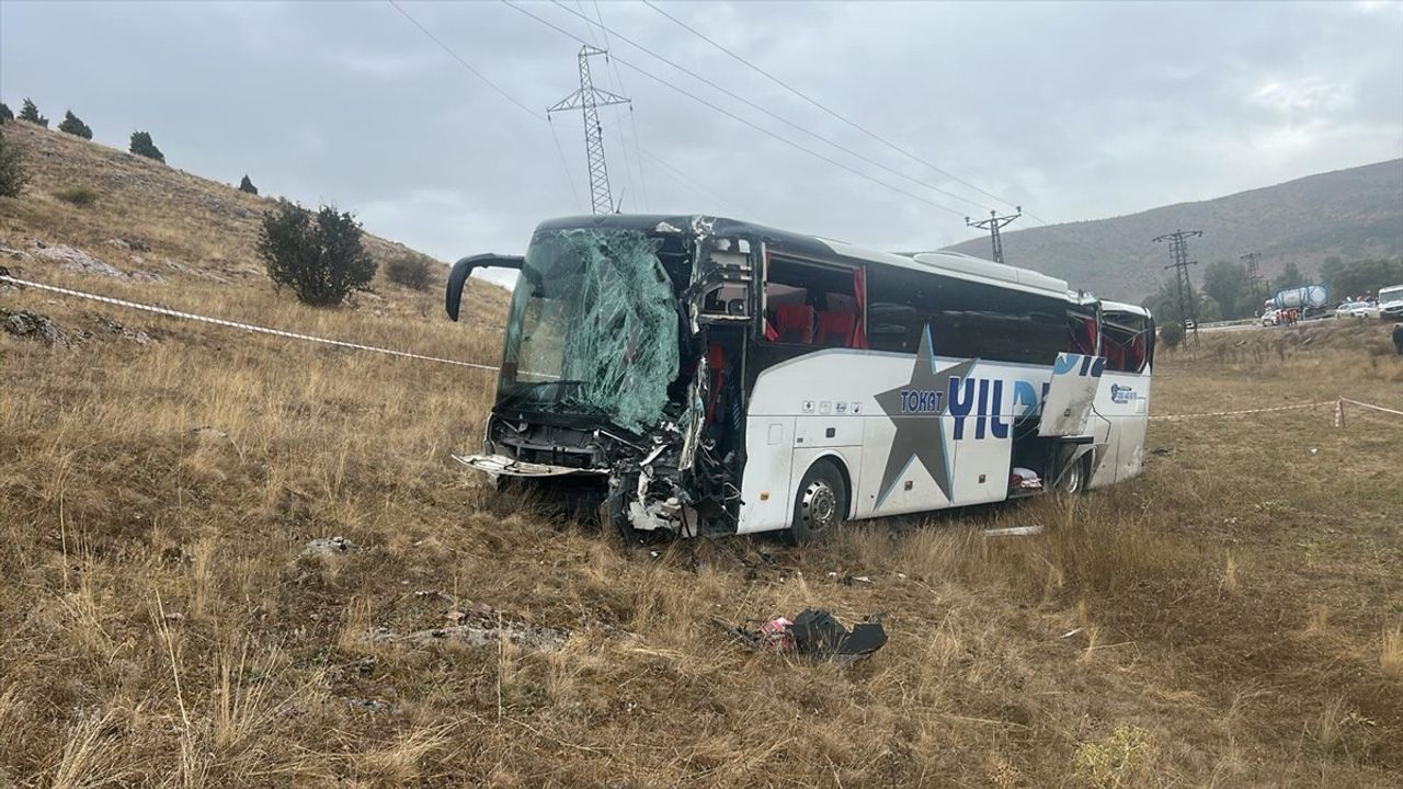 Sivas'ta Yolcu Otobüsü ile Tır Çarpıştı: 23 Yaralı