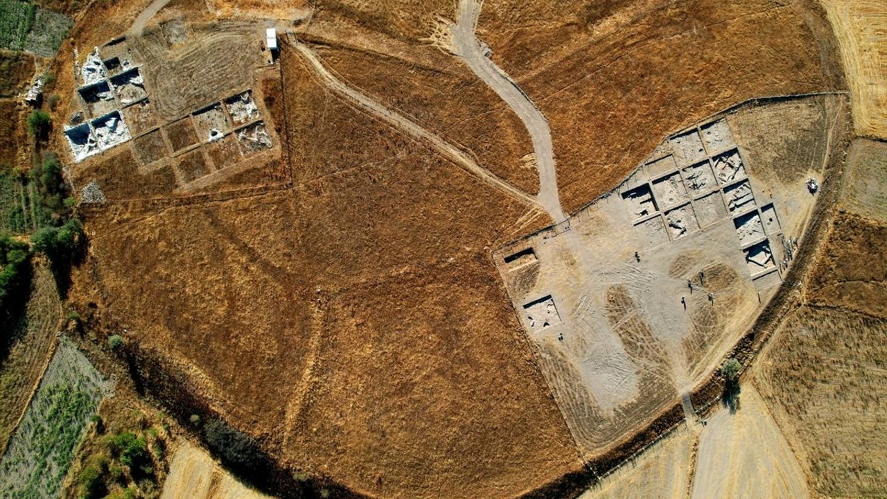 Tavşanlı Höyük'te 4,500 Yıllık İdoller Keşfedildi