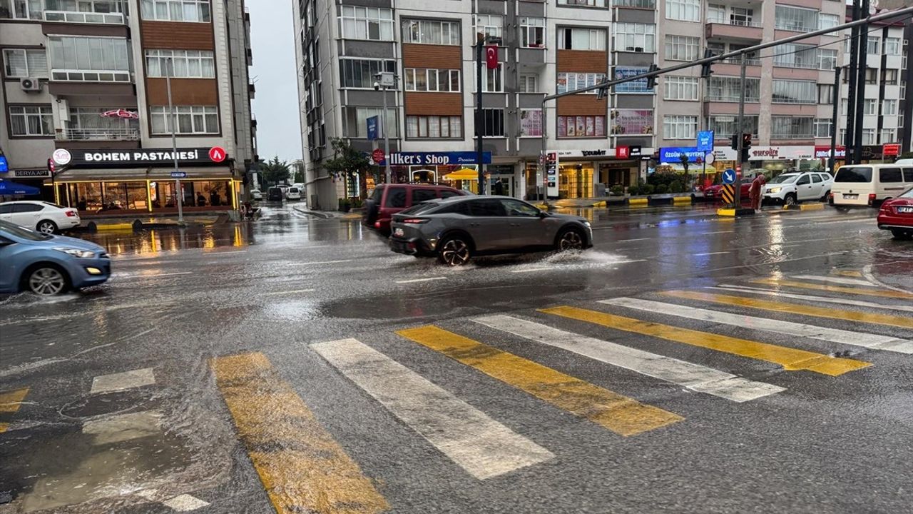 Trabzon'da Sağanak Yağış Hayatı Olumsuz Etkiledi