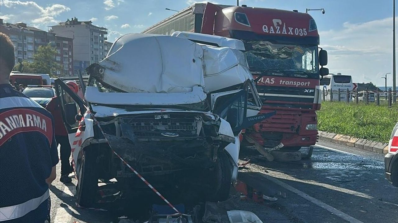 Trabzon'da Üç Araçlı Trafik Kazasında 14 Yaralı
