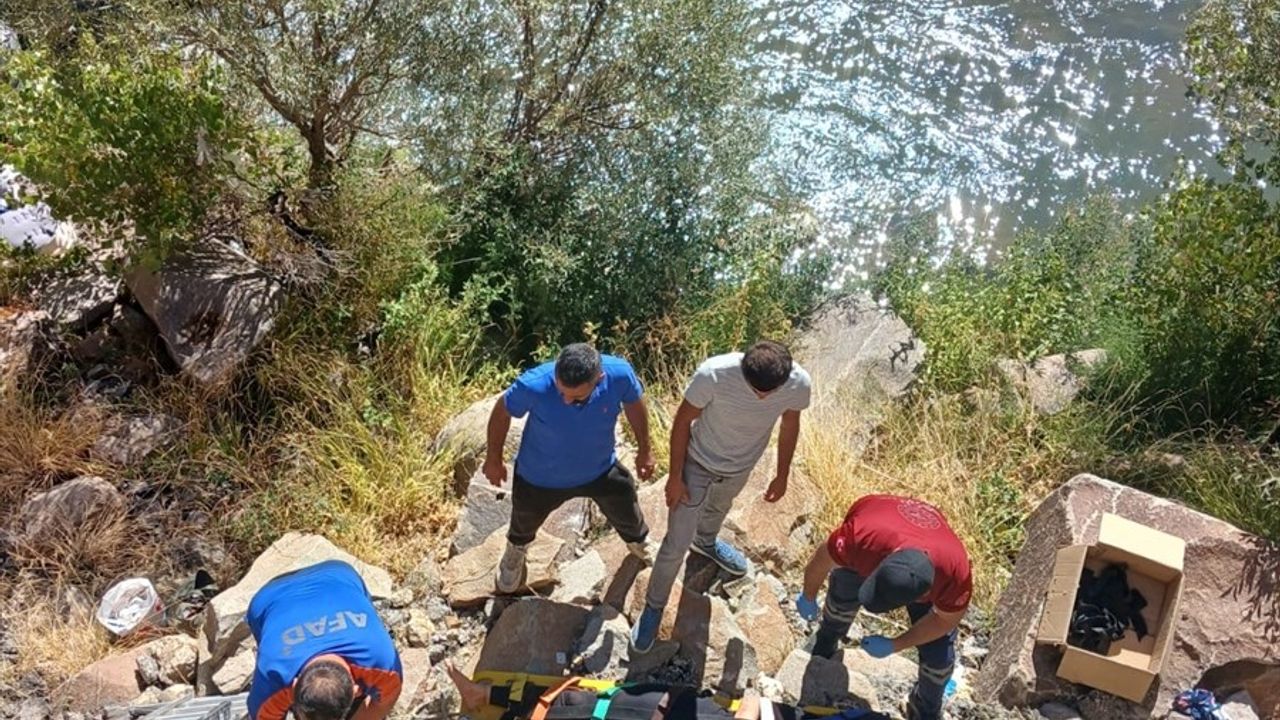 Tunceli'de Şarampole Devrilen Araçta Üç Yaralı